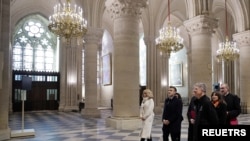 Fransa Cumhurbaşkanı Emmanuel Macron Katedral’in yeniden “hayata dönmesinde” emeği geçen 2000 civarında çalışanıyla bir araya gelerek emeği geçenlere teşekkür etti.