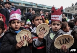 Han Yunus'taki BM kampında ABD'nin yardımları kesmesini protesto eden Filistinli çocuklar